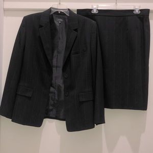Tahari 2piece stripe skirt suit